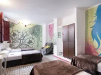 Home Youth Hostel by Feetup Hostels Hotels near Extramurs