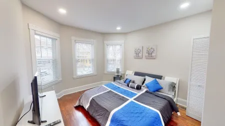 15 minutes to Fenway Park! Family-sized unit offers free parking. Отели рядом с достопримечательностью «Арнолд Арборетум оф Гарвард Юниверсити»