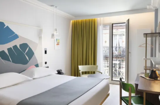 Hôtel de La Paix Các khách sạn gần Tháp Eiffel
