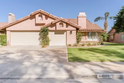 Coastal Chic 3 Bdrm House w/ Brand New SALTWATER Pool - Walk to Tennis Garden 인디언 웰스 테니스 가든 주변 호텔