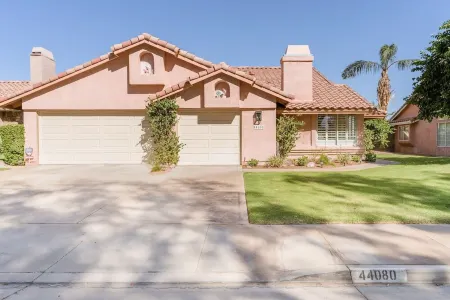 Coastal Chic 3 Bdrm House w/ Brand New SALTWATER Pool - Walk to Tennis Garden Отели рядом с достопримечательностью «Индиан-Уэллс Теннис Гарден»