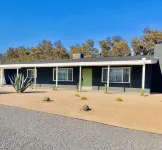 Midcentury House in B Bar H Ranch w/ Pool 화이트워터 패스 트레일헤드 주변 호텔