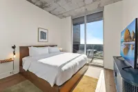 NEW! 1BR Scenic Retreat w/ Rooftop pool |Rainey St Hotels in Rainey Street Historic District