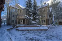 Slope-Side Access and Hot Tub Bliss - Inviting Cozy Retreat