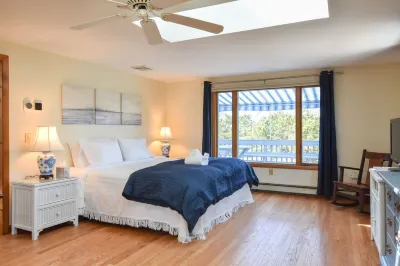 Private Association Beaches Access and Spacious Deck - Charming Beach Haven Nauset Light海灘附近的飯店