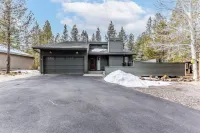 Private Hot Tub and Cozy Gas Fireplace - Stunning Sunriver Haven