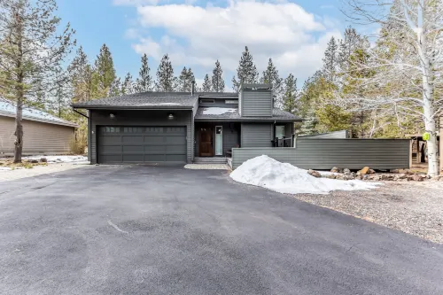 Private Hot Tub and Cozy Gas Fireplace - Stunning Sunriver Haven