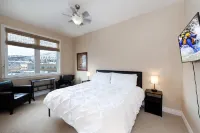 Granite Countertops and Secure Parking in Downtown - Elegant Retreat