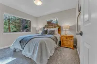 Charming Mountain Cabin with Beach Access - Cozy Tranquil Retreat