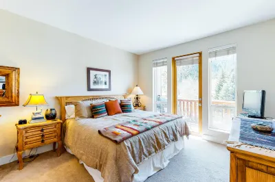 Cozy mountain-view condo with furnished deck, hot tub, & gym - walk to lifts