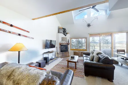 Mountain-view condo on the shuttle route with 2 decks, fireplace & WiFi Отели рядом с достопримечательностью «Grand Park Community Recreation Center»