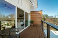 Private Outdoor Decks and Modern Amenities - Elegant Townhome Retreat Hotels in Knox County