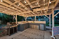 Spacious Outdoor Kitchen and Cozy MIL Suite - Charming Tiny Home