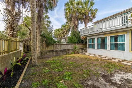 Short Stroll to the Beach and Inviting Atmosphere - Charming Coastal Getaway