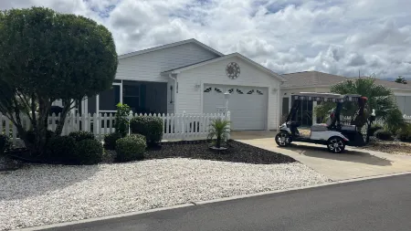 Screened Lanai and Golf Cart - Inviting Cozy Retreat
