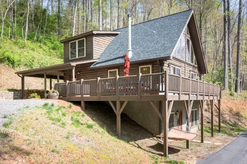 Cozy Log Home with Hot Tub and Scenic Views - Charming Mountain Retreat