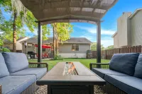 Fenced Yard with Grill and Fire Pit - Charming Oasis 와이트마쉬 아일랜드 호텔