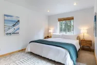 Stylish Townhome with Private Patio and Cozy Living Space - Charming Retreat