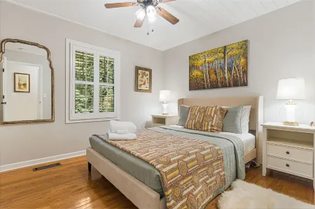 Gourmet Kitchen and Cozy Outdoor Fire Pit - Elegant Sanctuary Отели в г. Ройал Пайнс