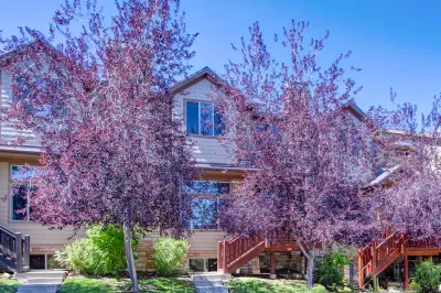 Stunning Views and Private Hot Tub - Luxurious Townhouse Retreat Hotels in der Nähe von Summit Community Gardens
