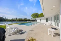 Pool, Kayaks, and Stunning Sunsets - Luxurious Waterfront Oasis فنادق في جزيرة ميريت