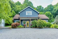 Desirable escape near downtown with firepit, fast WiFi, central AC & kitchenette Hotels in Swannanoa