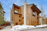 Cozy Mountain Studio W/ Shared Pool, Walk to Lifts, & Ideal Location Near Town Hotel di Sun Valley