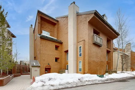 Elkhorn Angani 54 Отели рядом с достопримечательностью «White Clouds»