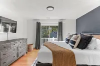 WALK to the Beach + FirePit, Bikes, Paddleboards - Modern House Hotel a West Yarmouth