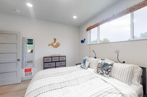 Modern, Dog-Friendly Home with a Full Kitchen, Washer/Dryer, Furnished Patio Hotels in Bandon