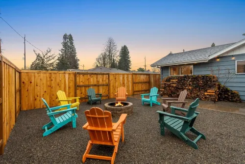 Charming Urban Retreat - WiFi, Restaurants, Local Shops