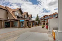 Spectacular Mountain Views and Cozy Patio - Stunning Ski-in Escape