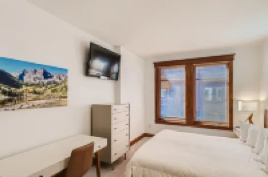 Hot Tub, Sauna, Parking and Steps to Ski Lifts - Luxurious Retreat