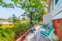 Cottage by the Bay Hotels near Four Ponds Conservation Area