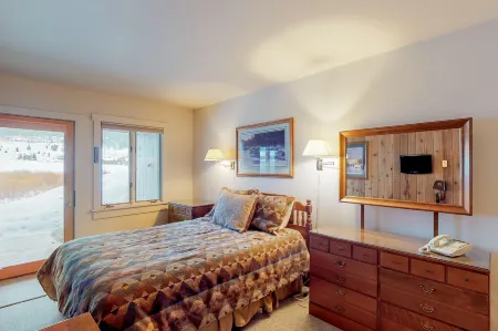 Golf course condo with WiFi, fireplace - access to pool & hot tub