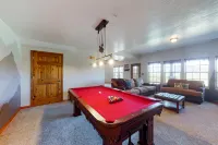 Hillside home with panoramic mountain views, deck, gas firepit & pool table