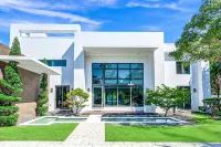 Waterfront Masterpiece Villa / Grand Heated Pool / Seabreeze Key