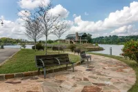 Private Entrance, Fenced Backyard and Ample Parking - Inviting Sanctuary Hotels in Oak Grove