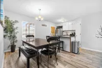 Charming 2-bedroom 1 bath cozy condo  with free bottle of wine and  Smart TVs