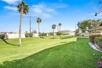 Elegant Oasis with Pool and Putting Green - Luxurious Retreat