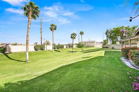 Elegant Oasis with Pool and Putting Green - Luxurious Retreat