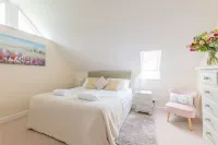 Beautiful, Romantic  Cottage in Rural Setting with Country Club Membership.