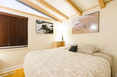 Monterey craftsman style home with vaulted exposed-beams ceiling hardwood floor 라구나 그랜드 리저널 파크, 몬트레이 사이드 주변 호텔