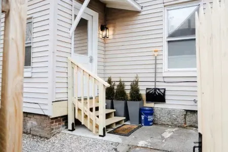 10 Min Walk to Lake + HOT TUB