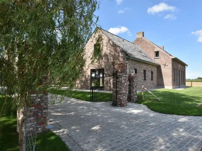 Spacious Holiday Home With Pond in Poperinge Hotels near Sint-Audomaruskerk Beveren aan den IJzer