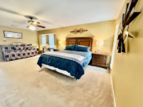 Spacious Layout Near Local Attractions - Charming Condo