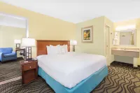 Baymont by Wyndham Savannah Midtown - parkir