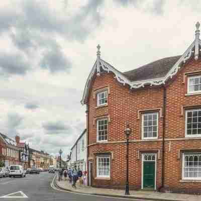 Town Centre Apartment Perfect Location with on-Street Parking Others