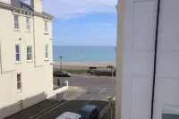 Modern Home for Small Groups by Stones Throw Apartments - Free Parking - Sea View Hotels in Worthing