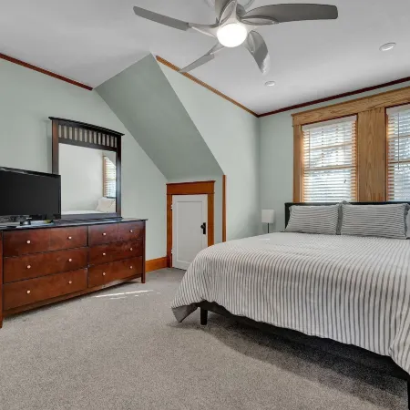 Oakley Square 3Br Charmer - Total Walkability 3 Bedroom Home by RedAwning